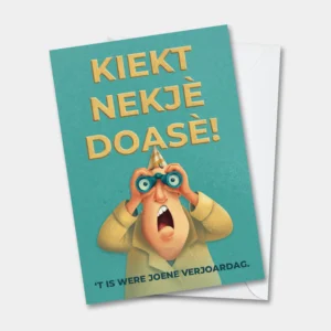 Grappige West-Vlaamse verjaardagskaart met de tekst “Kiekt ne kjè doa sè!” en een feestfiguur met verrekijker.