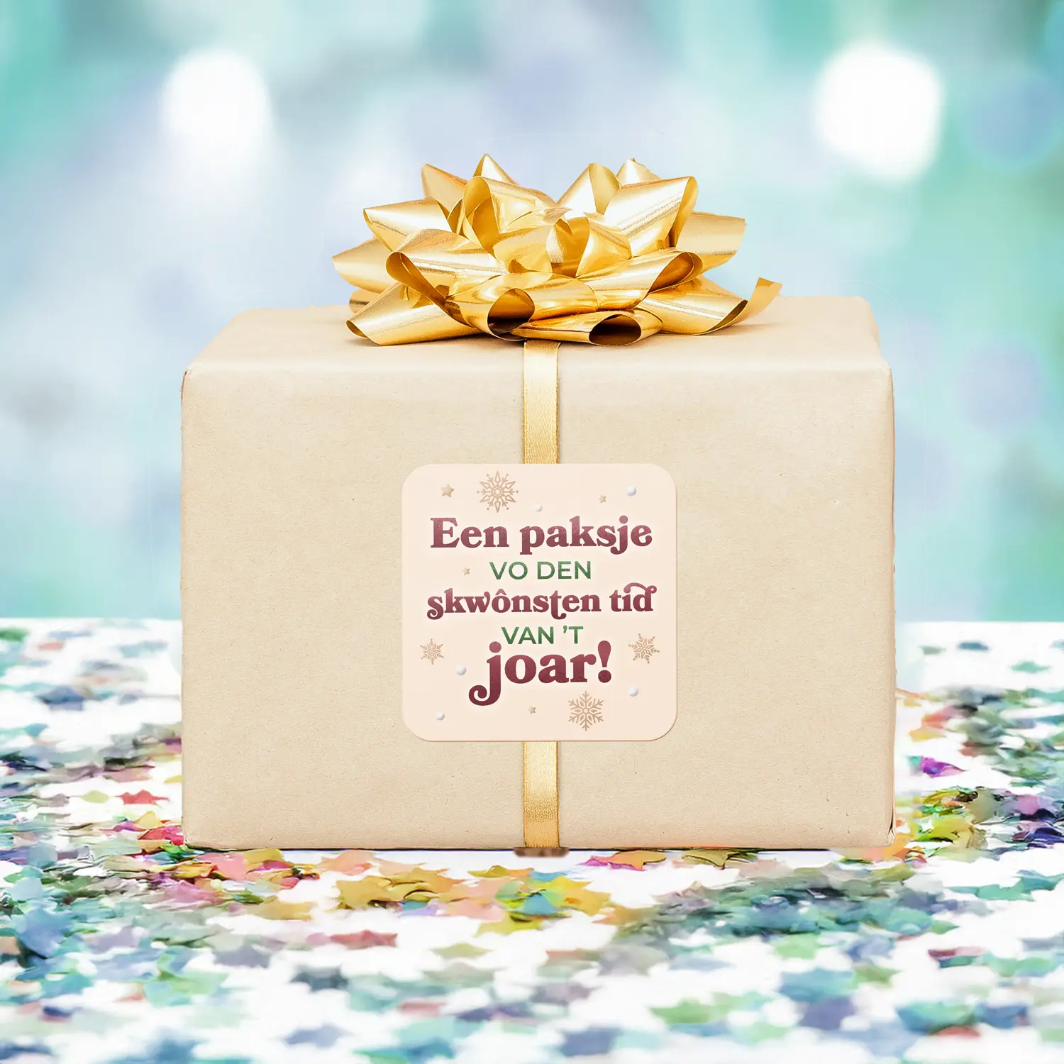 Een paksje vo den skwonsten tid van 't joar! cadeausticker met kerstman op ingepakt geschenk, grappige West-Vlaamse sticker voor op cadeaus voor de feestdagen.